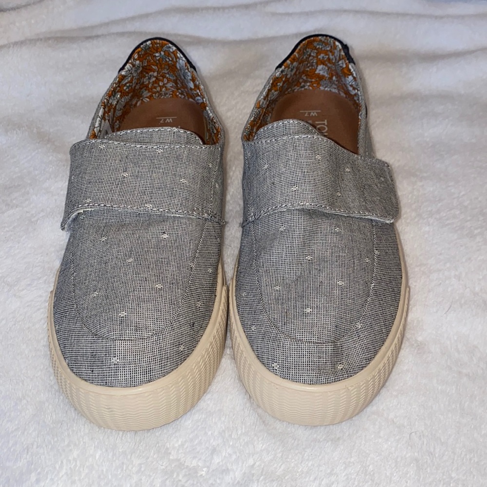 Women's Toms, casual shoes,slide on,rubber sole,walking shoe, tennis shoes, sz 7